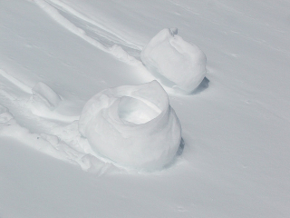 Illustration for article titled These bizarre snow rolls were actually created by the wind